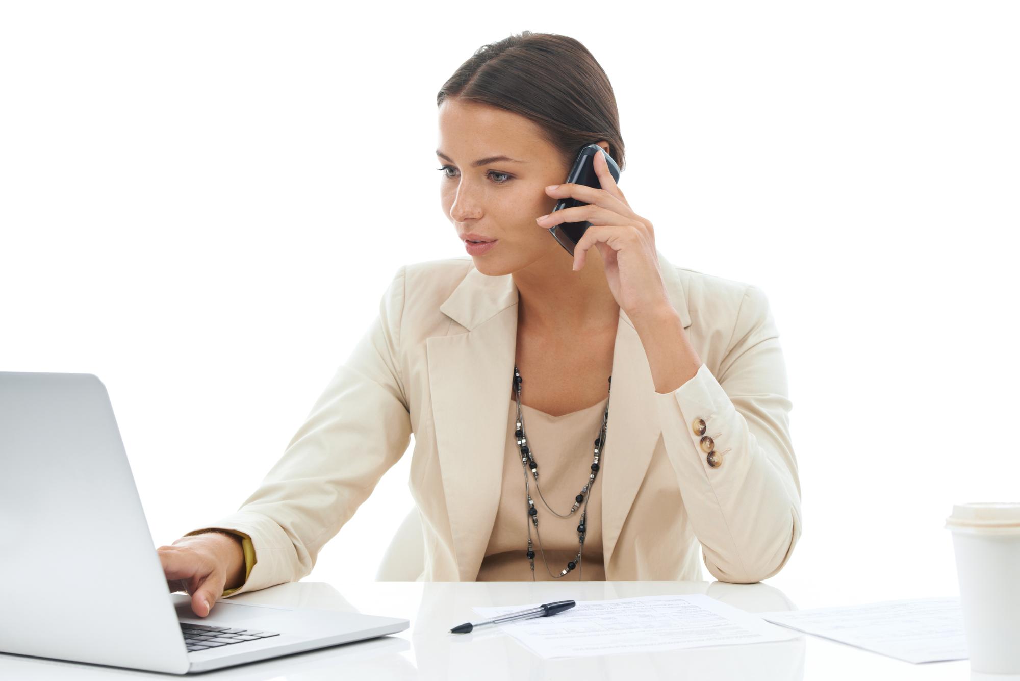 agent răspunzând la telefon într-un birou modern